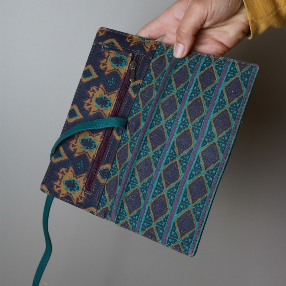 NWOT Mossimo Purple Blue Yellow Pattern Button Loop Money Card Coin Hold Wallet - Picture 3 of 3